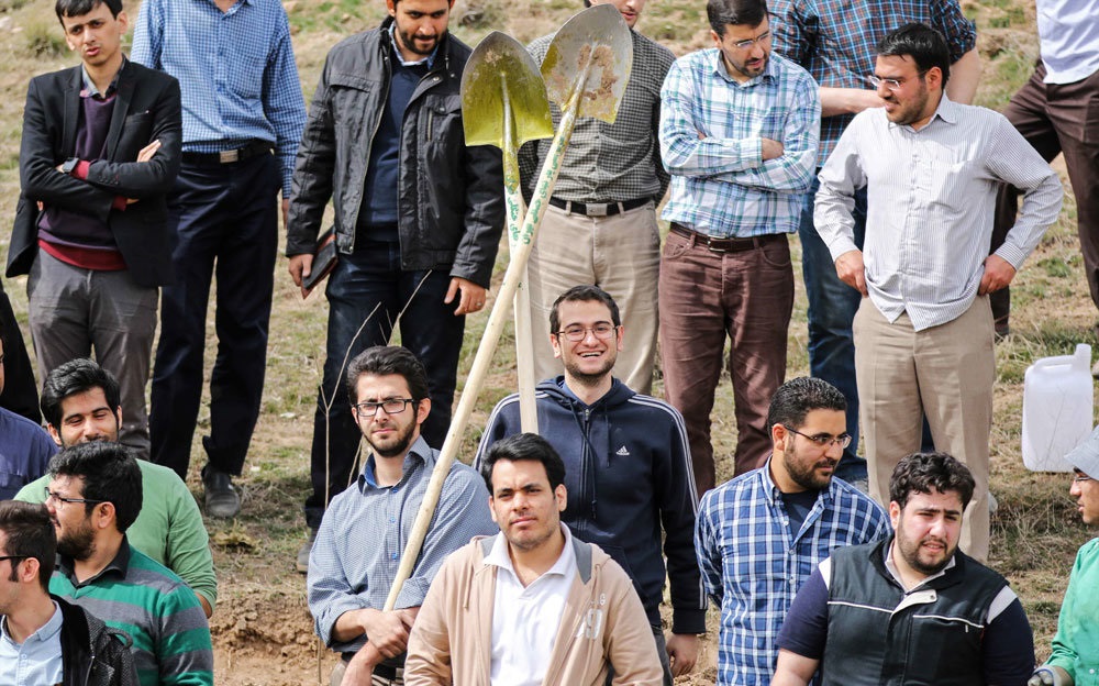 گزارش تصویری از روز درختکاری در تپه های تلو گزارش تصویری از روز درختکاری در تپه های تلو
