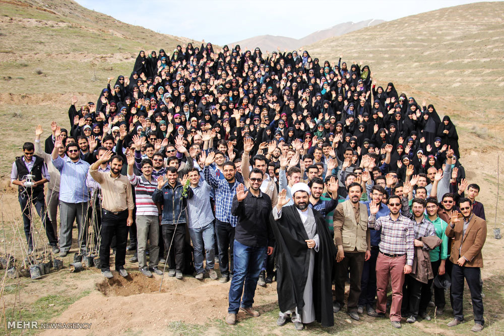 گزارش تصویری از روز درختکاری در تپه های تلو گزارش تصویری از روز درختکاری در تپه های تلو